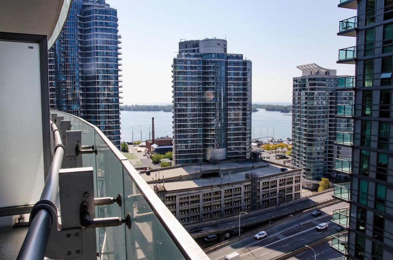 Royal Stays Condominiums - Upscale Downtown Suites Toronto Bagian luar foto