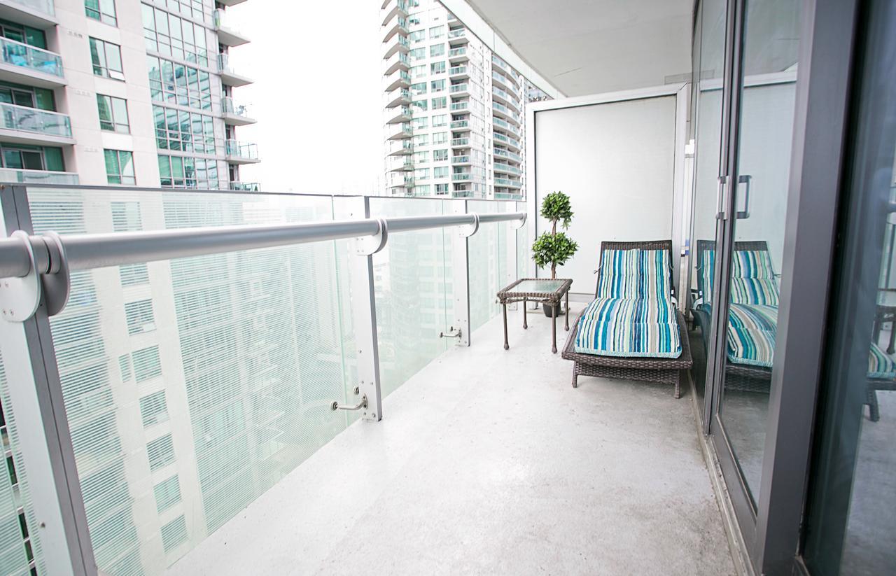 Royal Stays Condominiums - Upscale Downtown Suites Toronto Bagian luar foto